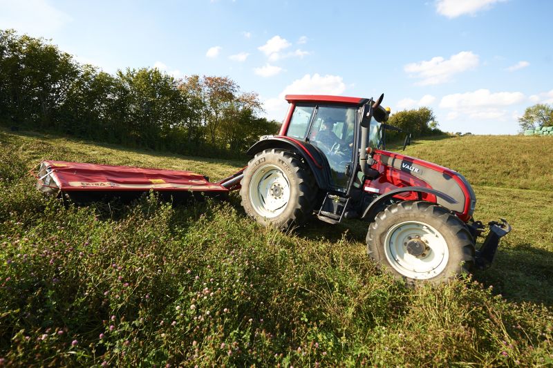 Plain Mowers - VICON EXTRA 228 - 232 - REAR MOUNTED DISC MOWERS, side mounted mowers working angles up to 35°