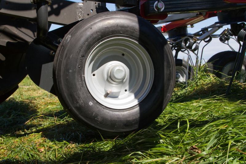 mounted tedders - VICON FANEX 554-684-764-904-1124, Central adjustment for border spreading keeping the crop inside the field.