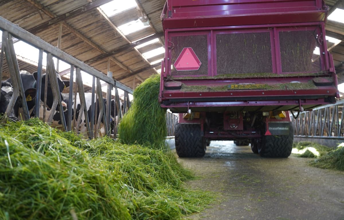 Stalvoeren met opraapwagen