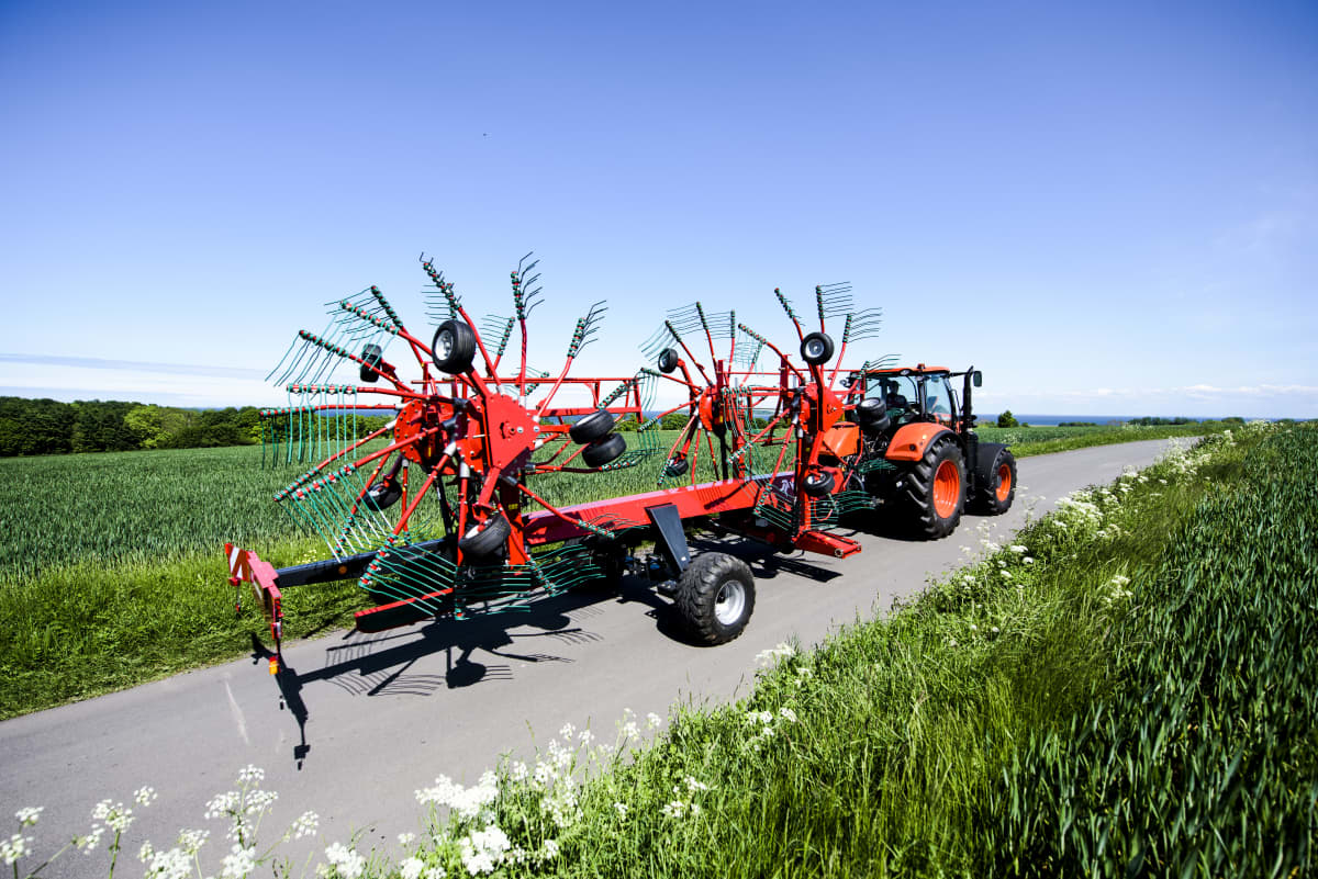 Four rotor rakes - Kverneland 95130 C - 95130 C, folded and compact during safe and efficient transportation