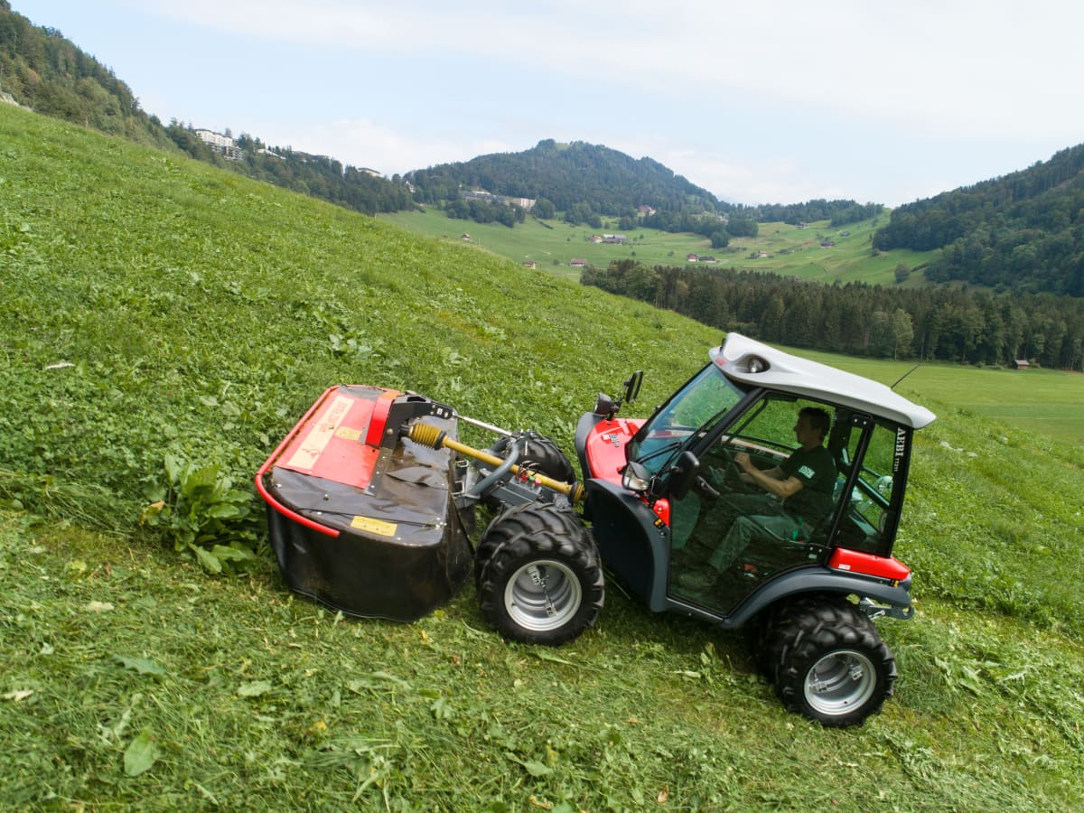 Faucheuses en plaine - VICON EXTRA 324F ALPIN - Faucheuse à disques alpine montée à l&amp;#039;avant, pour un fonctionnement efficace et sûr au champ.