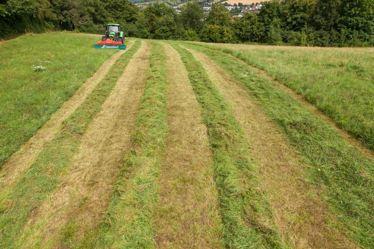 Kverneland 2800 FS,  first front disc mower with an actively driven swath former