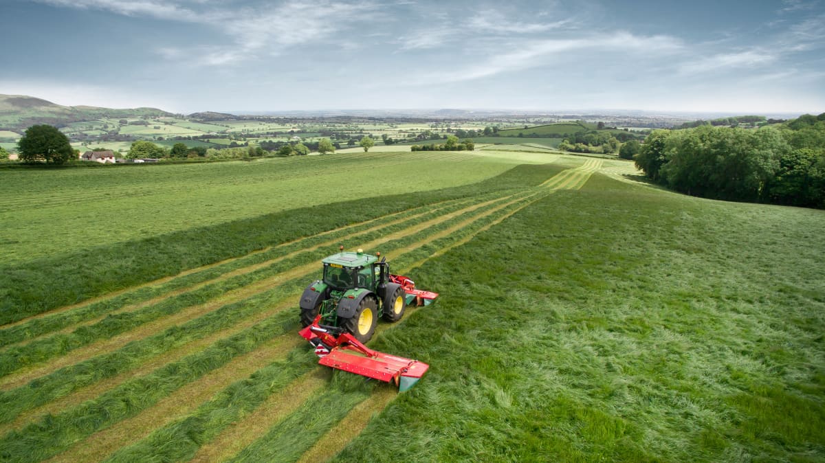 Kverneland 3200 MN/MR, faible poids et conditionnement agressif