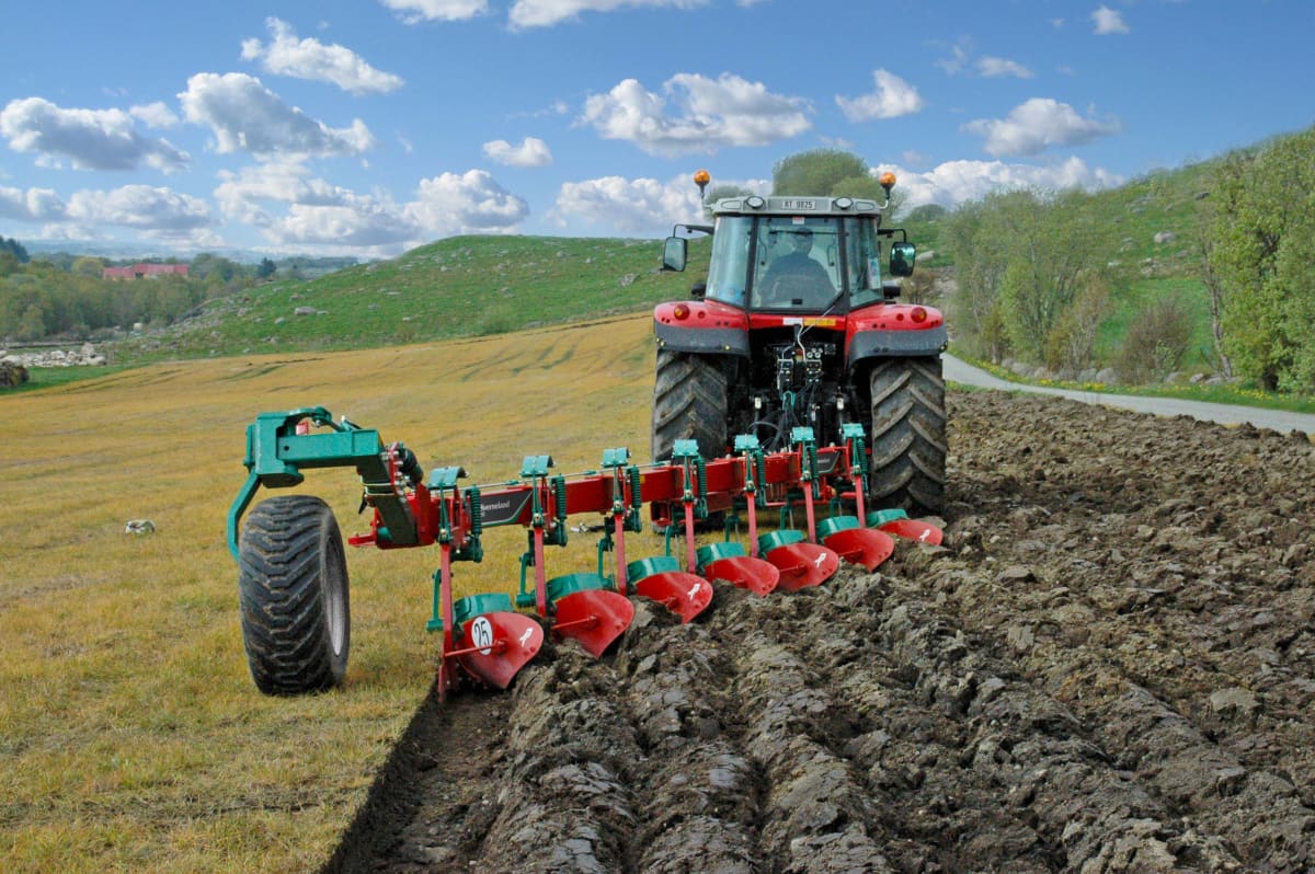 Conventional Ploughs - Kverneland BE can withstand the toughest conditions on field during operations