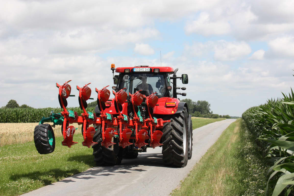 Kverneland Ecomat compact while travelling above ground, dragged by tractor