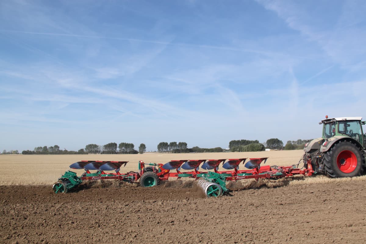 Reversible Semi-Mounted Ploughs - Kverneland PW RW, Isobus and FURROWcontrol available, Efficient, flexible, easy to use during operation