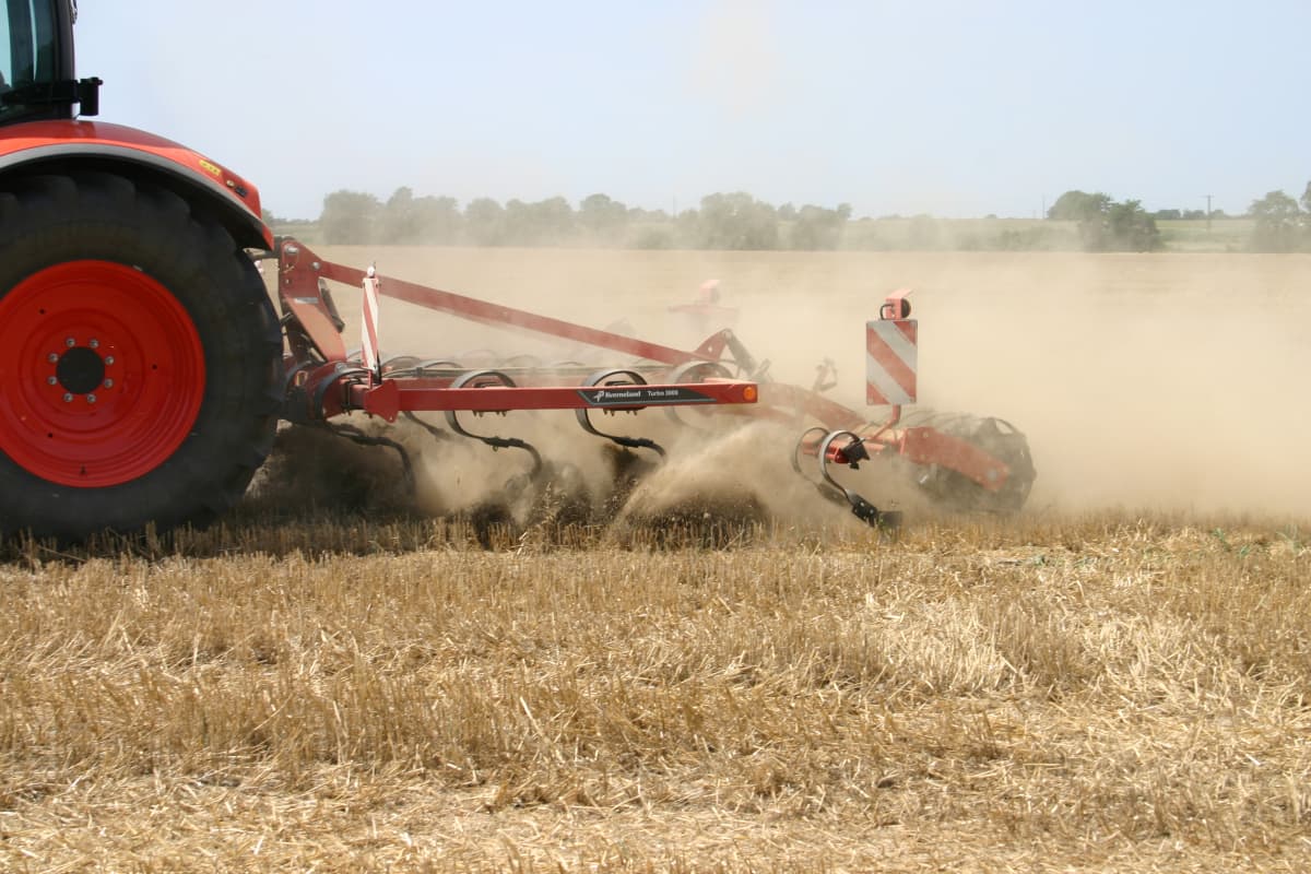 Stubble Cultivators - Kverneland Turbo powerful and efficient in use during operation