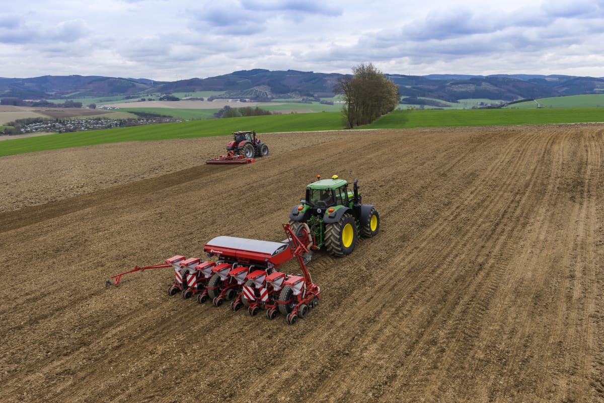 Pneumatic precision drills - Kverneland optima TFprofi, high performance and reduced tractor power requirement