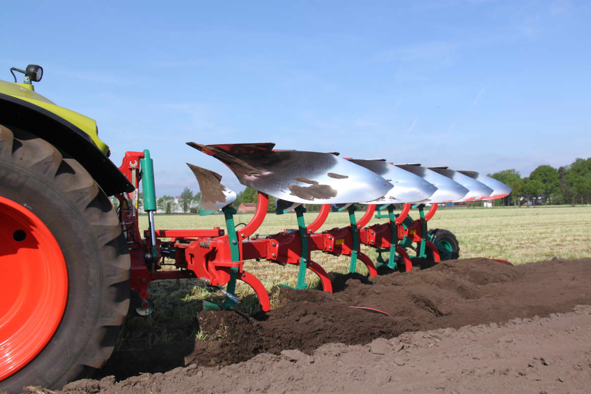 Reversible Mounted Ploughs - Kverneland B Variomat ploughing light to medium soils without stones