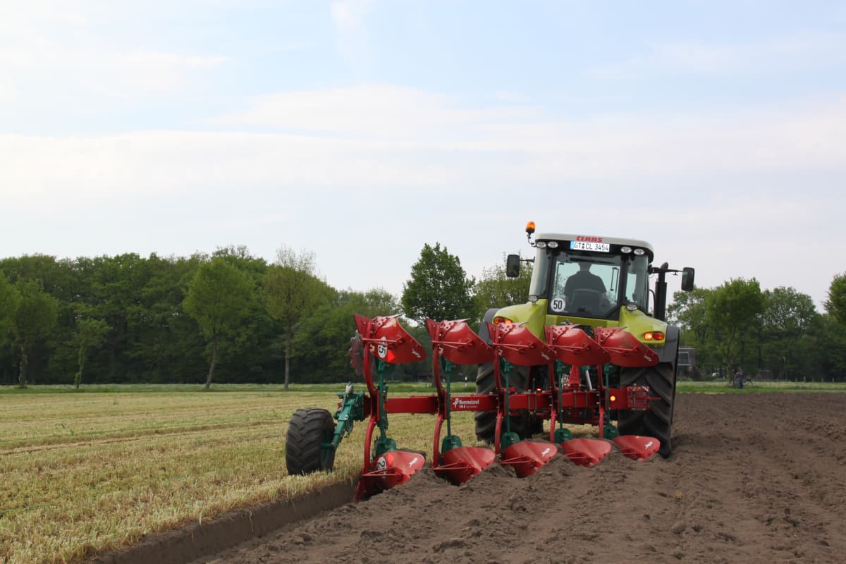 Reversible Mounted Ploughs - Kverneland 150 B Variomat aims at small to medium size farms