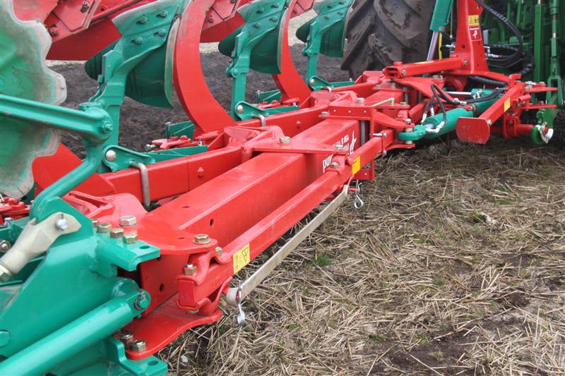 Reversible Mounted Ploughs - Kverneland 150 S, contains Kverneland Variomat, self pulling and comes with a great range of accessories