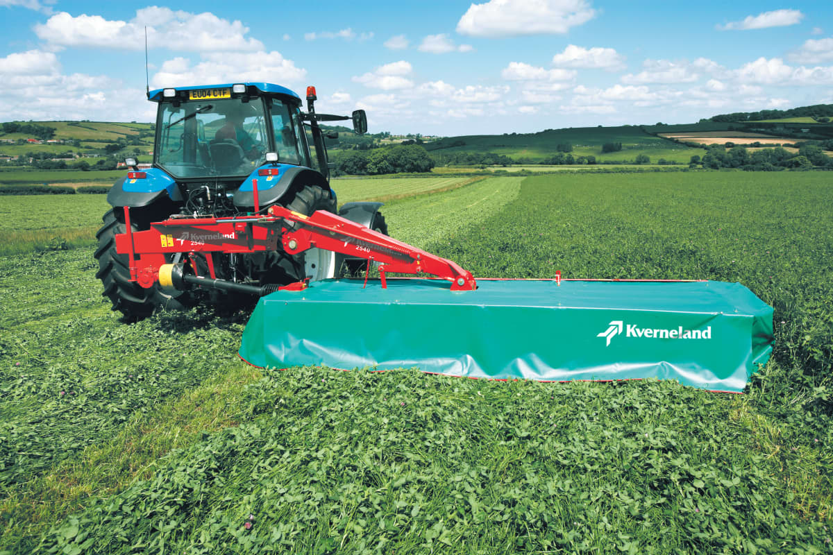 Plain Mowers - Kverneland 2500 H, hydraulic suspension and direct drive cutterbar for improved performance on field