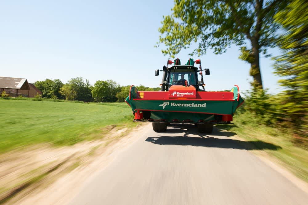 Plain Mowers - Kverneland 2800 F, transported on road above ground behind tractor