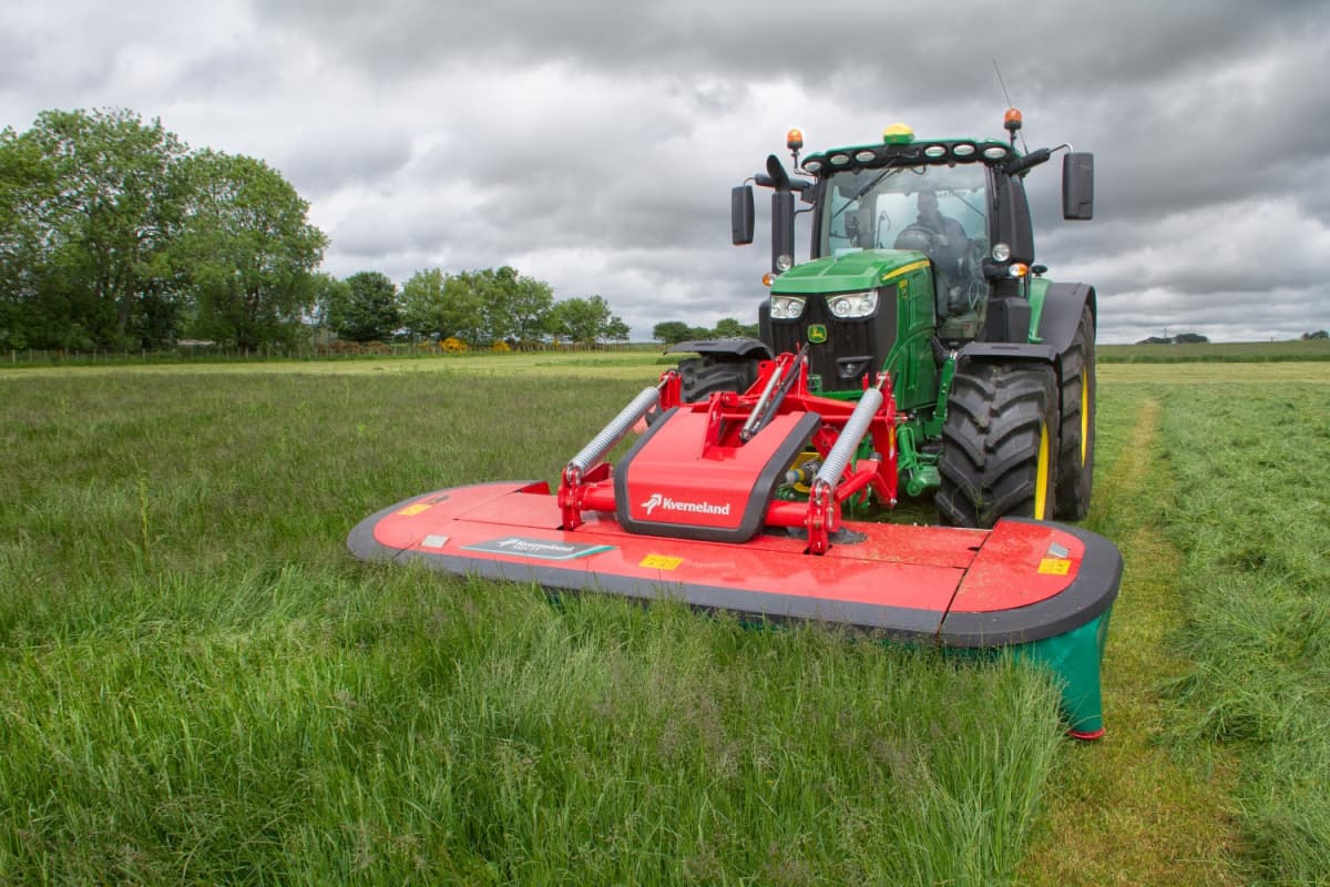 Mower Conditioners - Kverneland 3300 FT - FR, excellent ground tracking from 3 dimensional suspension