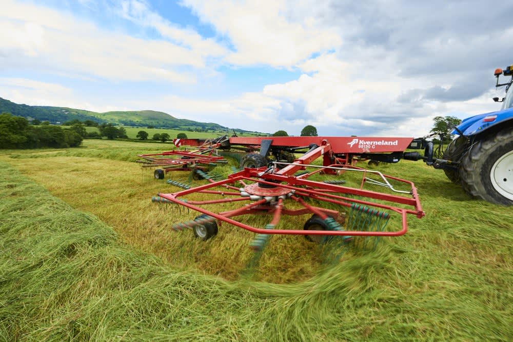 Four rotor rakes - Kverneland 95130 C - 95130 C, operating efficiently on field