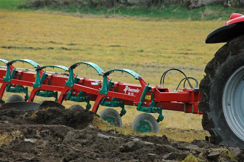 Conventional Ploughs - Kverneland BE Vari-width® provides tidy lines in ploughing on field