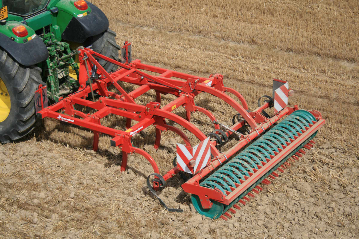 Stubble Cultivators - Kverneland CLC-pro-Classic, 3 bar, on field during operation