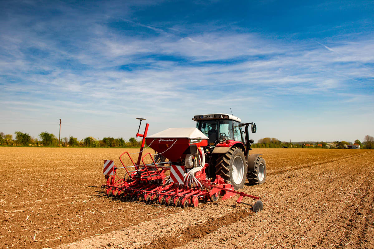 Kverneland DA, light weighted cultivator mounted seed drill for harrows