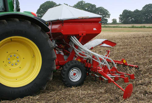 Pneumatic seed drills - Kverneland DL, light duty tractor mounted seed drill