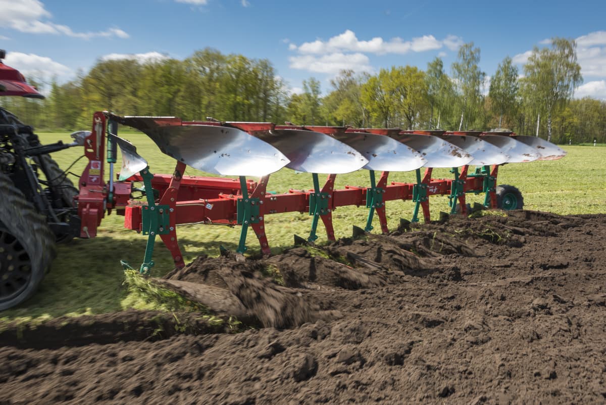 Reversible Mounted Ploughs - Kverneland EO-LO ploughing resulting in minimal wear due its unique steel treatment