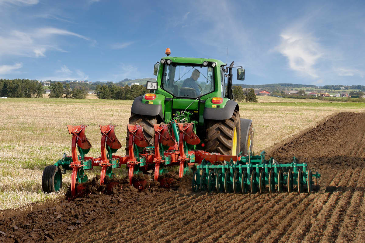Reversible Mounted Ploughs - Kverneland ES-LS, operating effectively on field