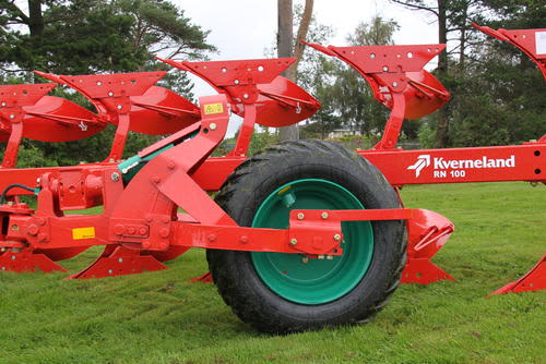 Reversible Semi-Mounted Ploughs - Kverneland PN RN&amp;#039;s vibromat system eliminates vibrations in harsh conditions