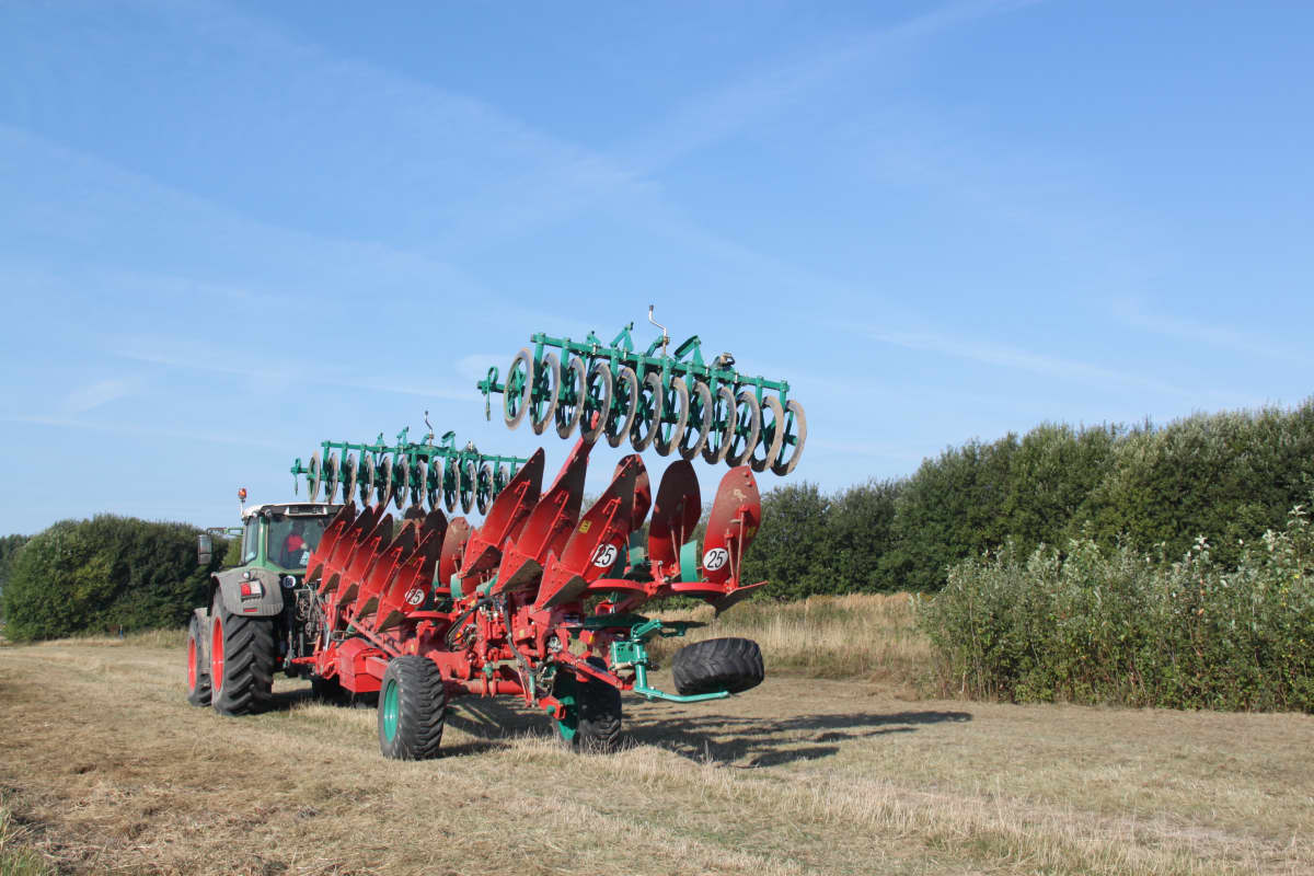 Reversible Semi-Mounted Ploughs - Kverneland PW RW 3 in 1 concept, 7 to 12 furrows and a great range of accessories