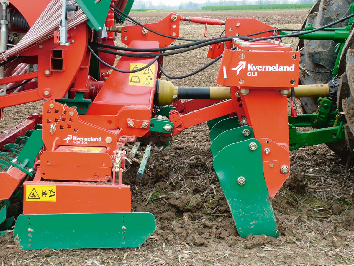 Subsoilers - Single beam Kverneland CLI subsoiler operating on field