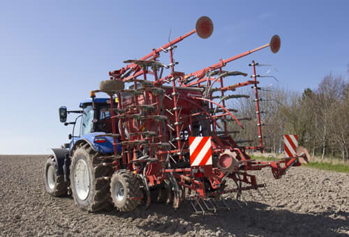 Integrated seeding combinations - Kverneland ts-drill, compact transported by tractor on field