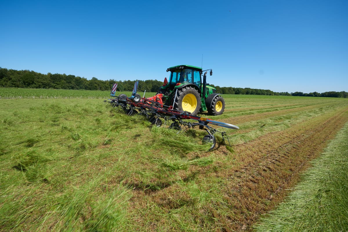 mounted tedders - VICON FANEX 554-684-764-904-1124, Central adjustment for border spreading keeping the crop inside the field.