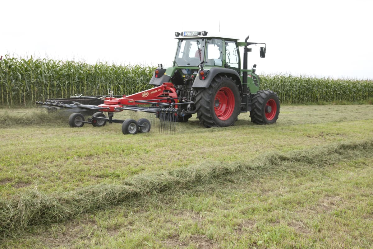 Single Rotor Rakes - VICON ANDEX 323-353-394-424T-434-474T, designed for low power tractors, but still provides great working width