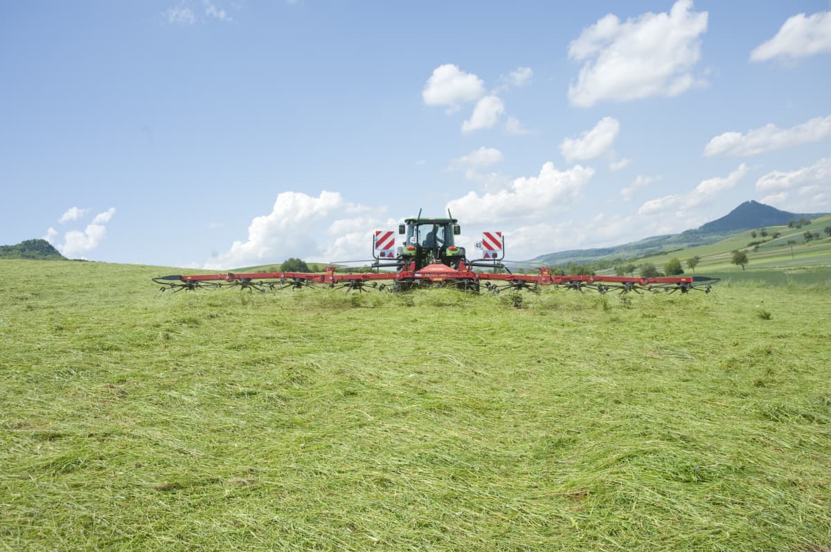 Tedders, Trailed - VICON FANEX 1404C, easy to use in operations and also works with low power tractors