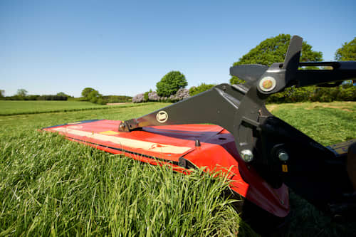 Plain Mowers - VICON EXTRA 328 - 332 - 336 - 340 - REAR MOUNTED DISC MOWERS, operating efficiently on field
