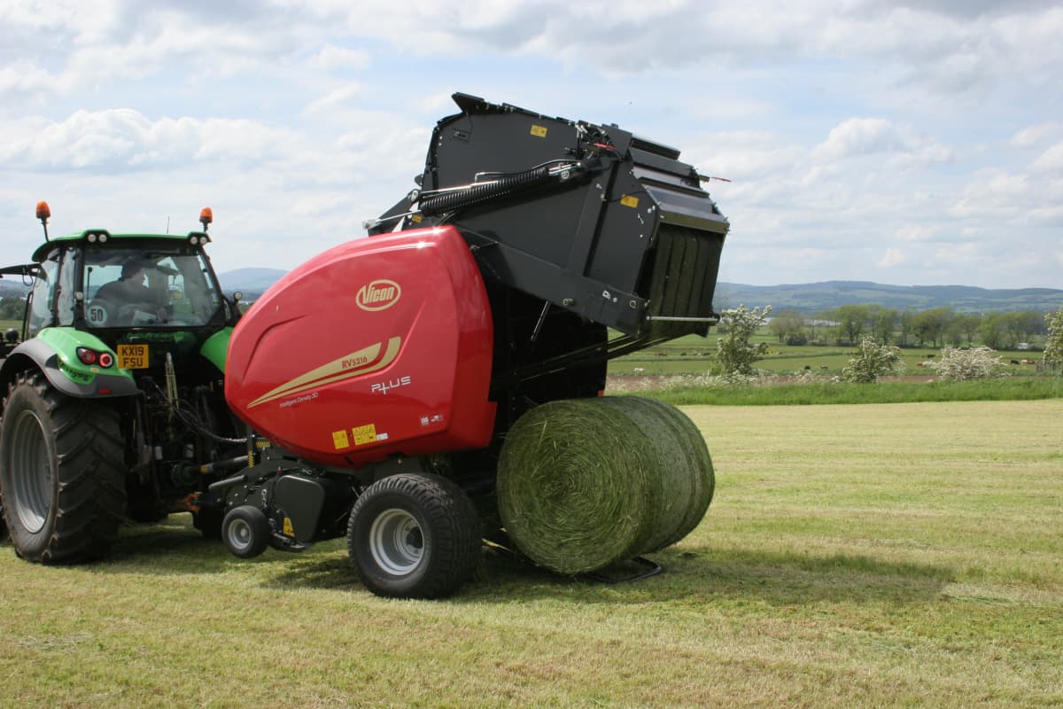 Variable Chamber round balers - VICON RV 5216 - 5220 PLUS, high performance during field operation