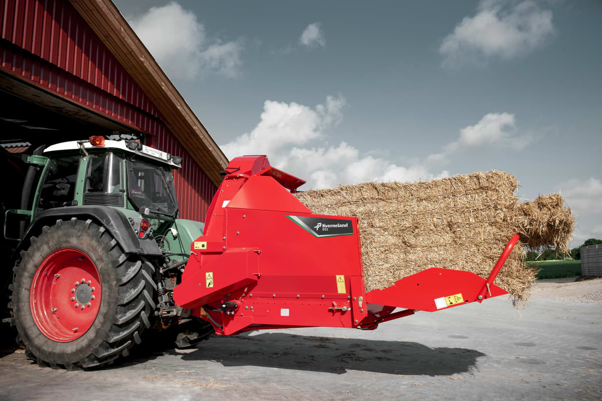 Bale Choppers - Feeders, Kverneland 852, made for working with straw, carry two bales in one go, easy loading of bales