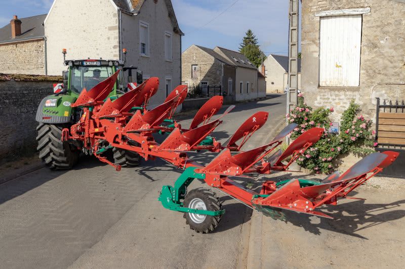 New Generation of Ploughs -  Kverneland 3300 S Variomat
