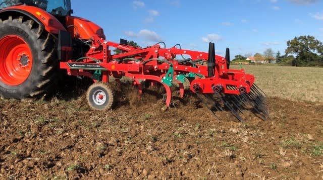 Triple finger harrow option on Kverneland Turbo & Enduro Pro