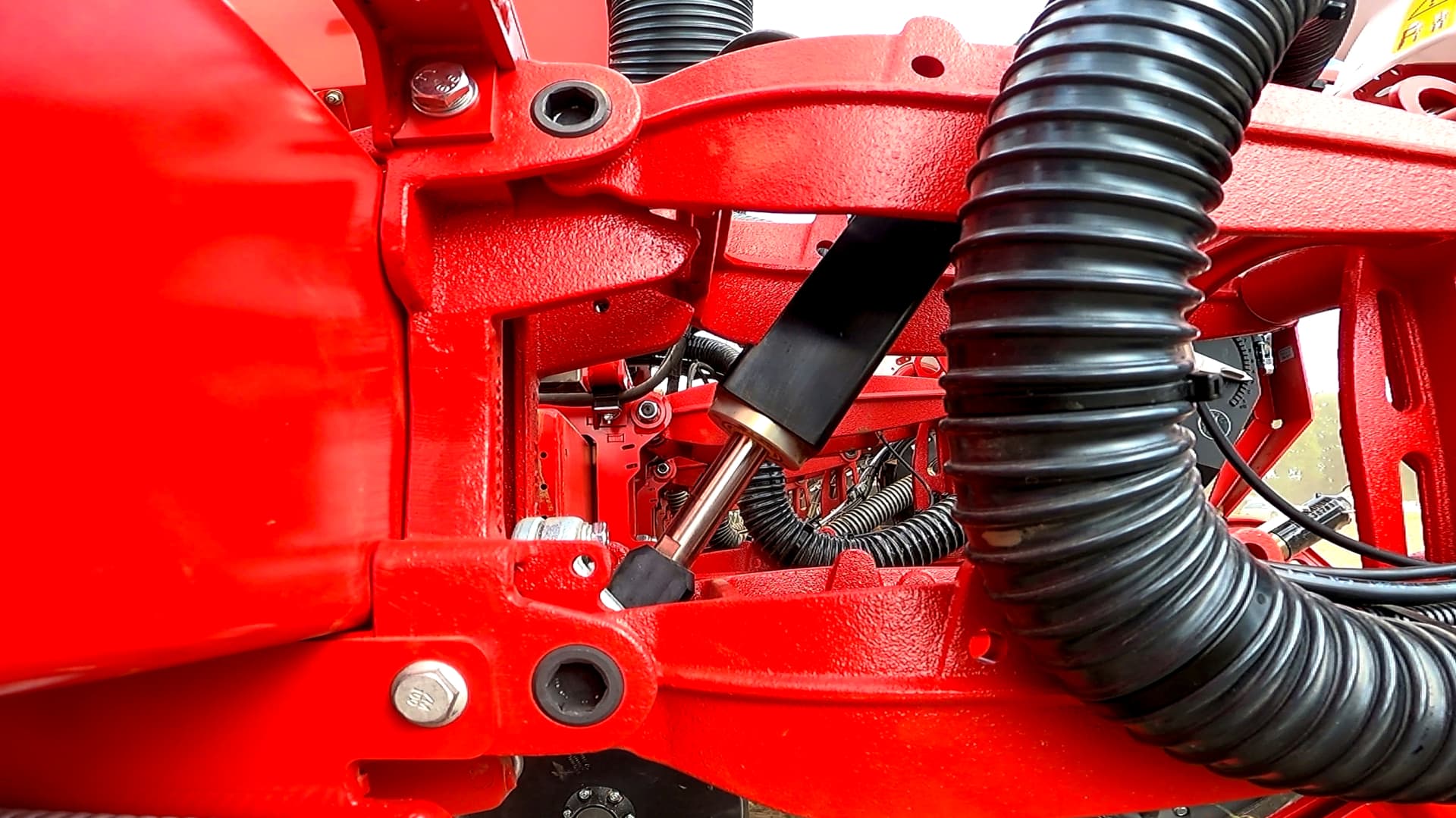A double-acting hydraulic cylinder as actuator at the parallelogram of the sowing unit