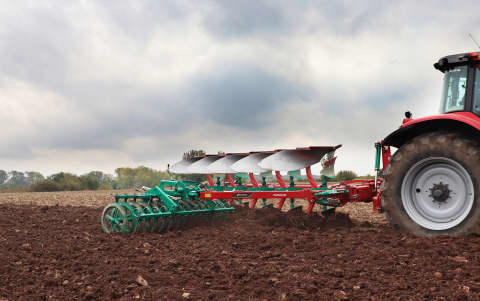 Reversible-mounted-plough