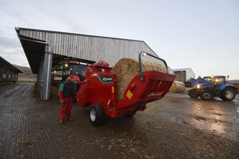 Easy loading of Bales - 863 & 864