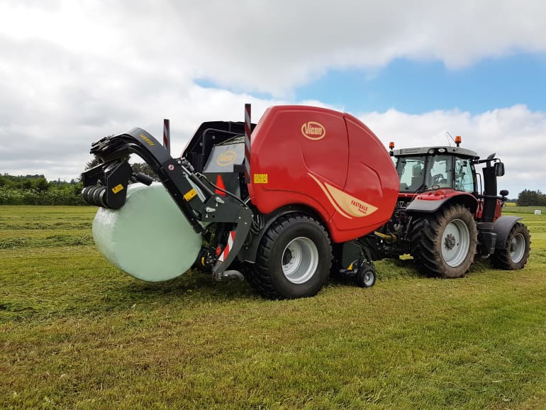 Gentle bale discharge and bale turner