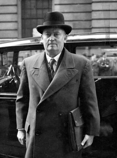 Frank Forde arriving at the Dominions Office in London, 1945
