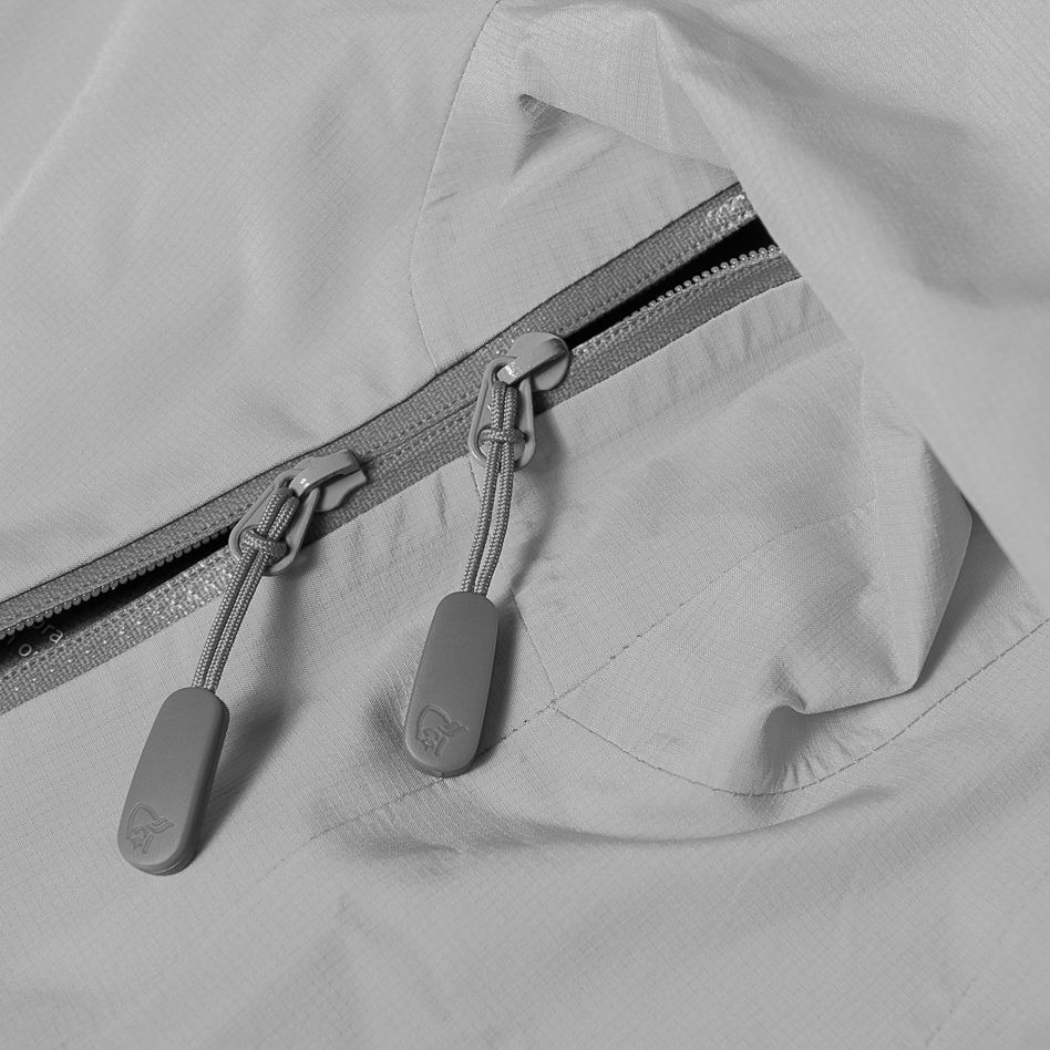 Technical details X-open under arm ventilation zip
