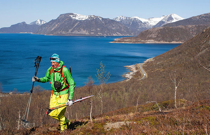 Norrøna bitihorn bukse og jakke på topptur i Senja