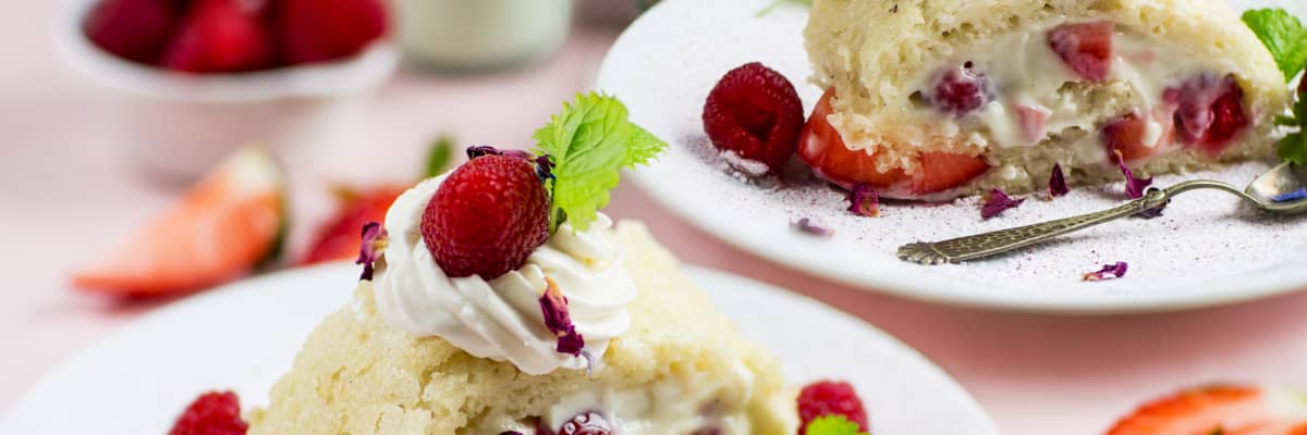 Rulltårta med Planti Soygurt vanilj, röda hallon och jordgubbar
