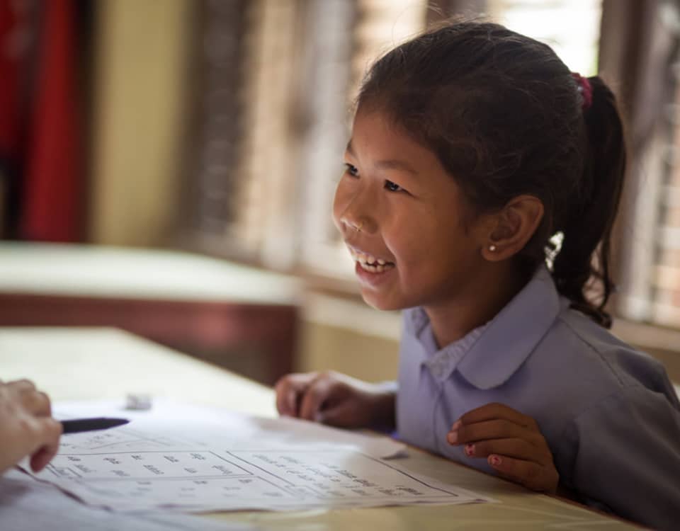 Barn i Nepal får støtteundervisning fra talentfull, lokal ungdom, ved hjelp av den danske organisasjonen Changing Stories