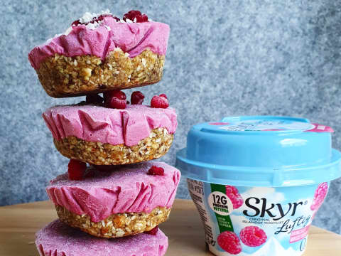 Raw cakes med SkyrⓇ Luftig Bringebær er herlige små kaker som er godt å ha liggende i fryseren.