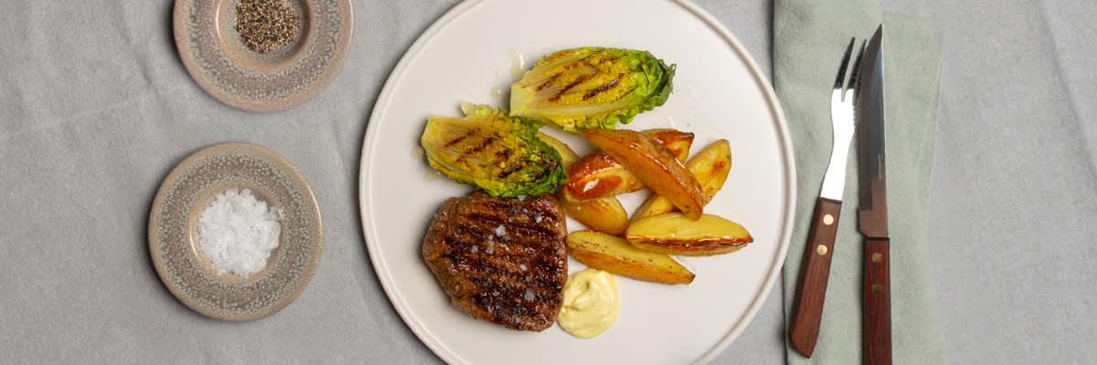 Receptbild för Oxfilé med klyftpotatis och gemsallad