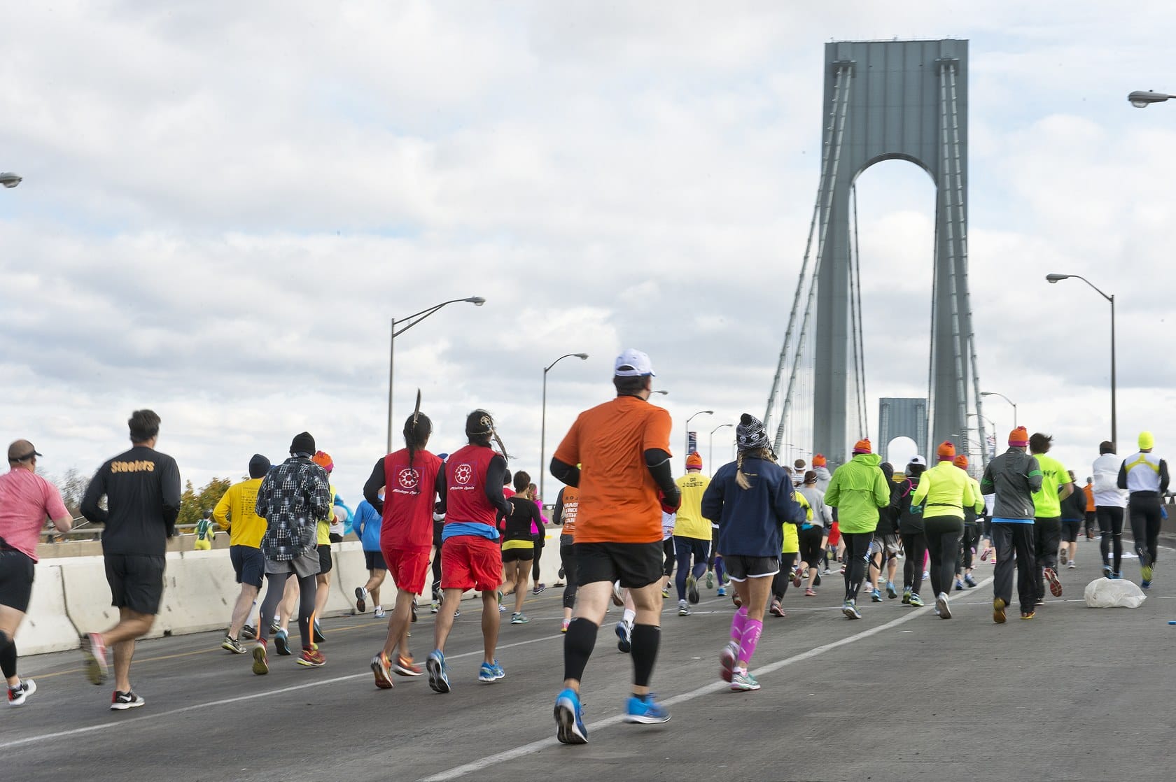 Löpare på Verrazzano-Narrows Bridge i början av New York Marathon
