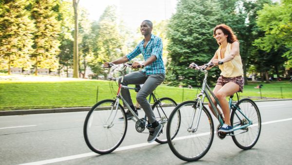 couple cycling